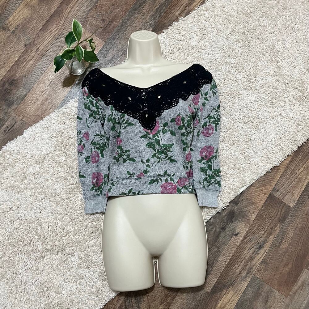 Buckle Daytrip XS Gray Floral Lace Studded Cropped V-Neck Pullover Sweatshirt